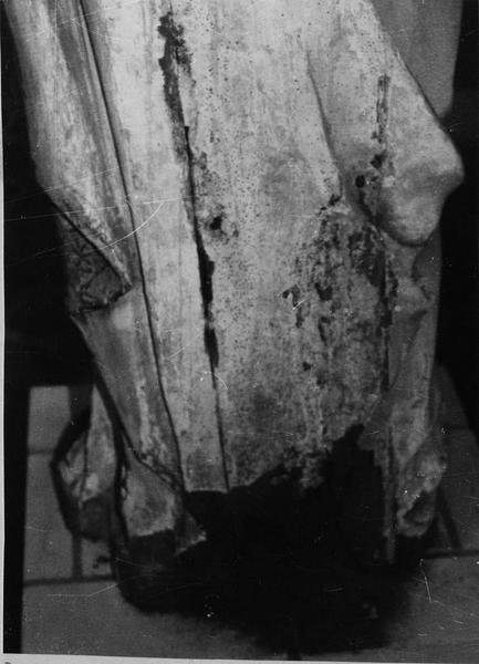 statue : Vierge à l'Enfant, détail du bas du revers - © Ministère de la Culture (France), Médiathèque du patrimoine et de la photographie (objets mobiliers), tous droits réservés
