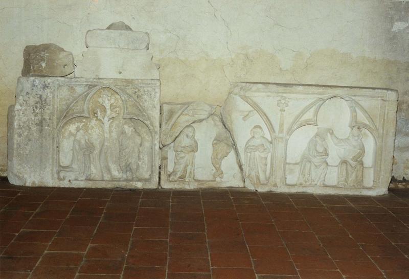 retable constitué de deux parties : trois scènes figurant la rencontre de Marie-Madeleine et du Christ ressuscité, le Christ en croix entre saint Jean et la Vierge et le Couronnement de la Vierge - © Ministère de la Culture (France), Médiathèque du patrimoine et de la photographie (objets mobiliers), tous droits réservés