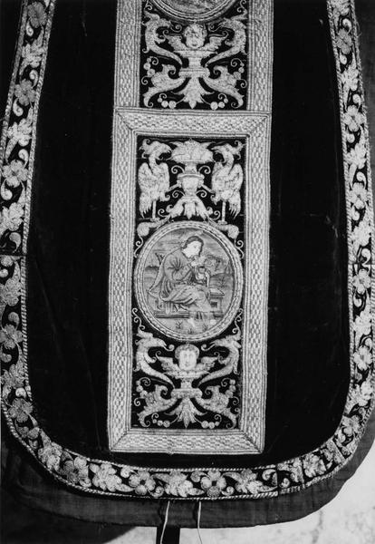 chasuble, détail du médaillon représentant saint Jean - © Ministère de la Culture (France), Médiathèque du patrimoine et de la photographie (objets mobiliers), tous droits réservés