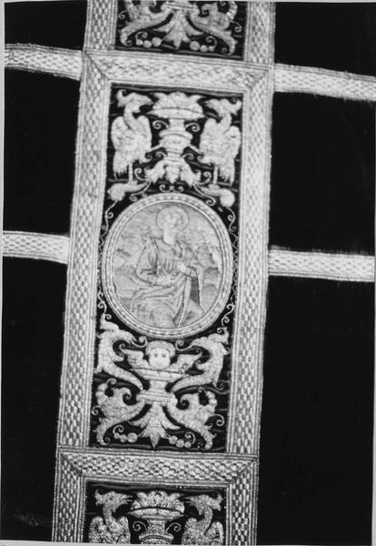 chasuble, détail du médaillon représentant saint Pierre - © Ministère de la Culture (France), Médiathèque du patrimoine et de la photographie (objets mobiliers), tous droits réservés