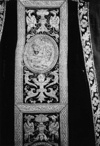 chasuble, détail du médaillon représentant Le Père Eternel - © Ministère de la Culture (France), Médiathèque du patrimoine et de la photographie (objets mobiliers), tous droits réservés