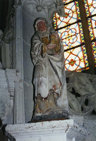 statue : Sainte femme tenant à deux mains une boîte à onguent