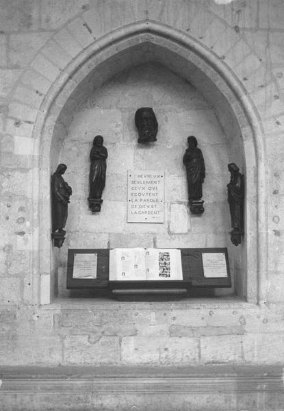 fragments provenant de l'ancien jubé et de la clôture du choeur des religieux dans une niche-enfeu, tête de prophète (Moïse) et quatre évangélistes