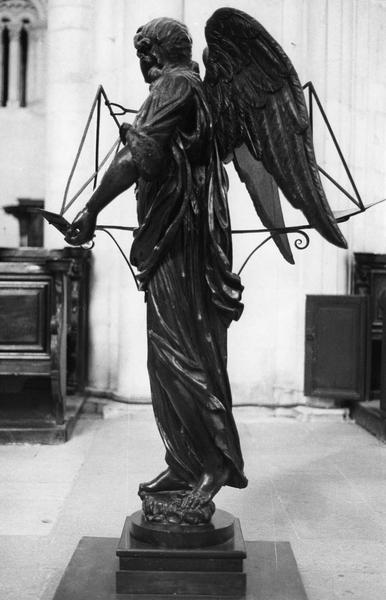 ange, statue, morif décoratif de l'ancien choeur des religieux transformé au XIXe siècle en porte antiphonaire