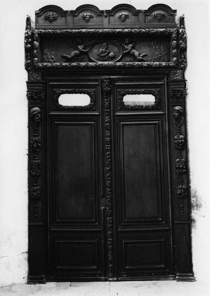 porte de clôture du choeur des religieux, actuellement porte de la sacristie réalisée avec des boiseries datant du XVIIe siècle