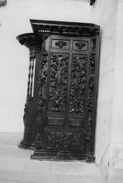 confessionnal, éléments décoratifs provenant de la clôture du choeur des religieux