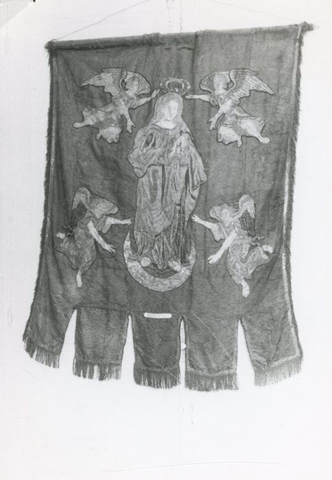 bannière de procession à deux faces, broderie remontée sur étoffe fond rouge grenat - © Ministère de la Culture (France), Médiathèque du patrimoine et de la photographie, diffusion RMN-GP