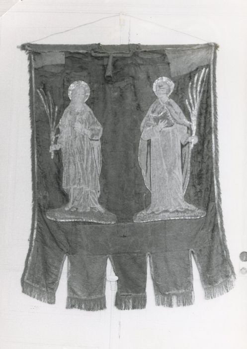 bannière de procession à deux faces, broderie remontée sur étoffe fond rouge grenat - © Ministère de la Culture (France), Médiathèque du patrimoine et de la photographie, diffusion RMN-GP