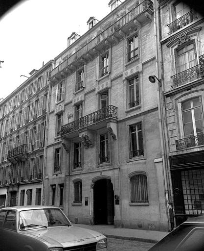 Vue d'ensemble de la façade sur rue