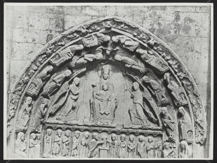 Façade ouest : portail sud avec Vierge sur le trône au tympan et présentation de Jésus au Temple sur le linteau