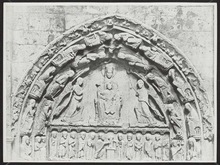 Façade ouest : portail sud avec Vierge sur le trône au tympan et présentation de Jésus au Temple sur le linteau
