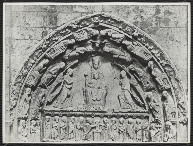 Façade ouest : portail sud avec Vierge sur le trône au tympan et présentation de Jésus au Temple sur le linteau