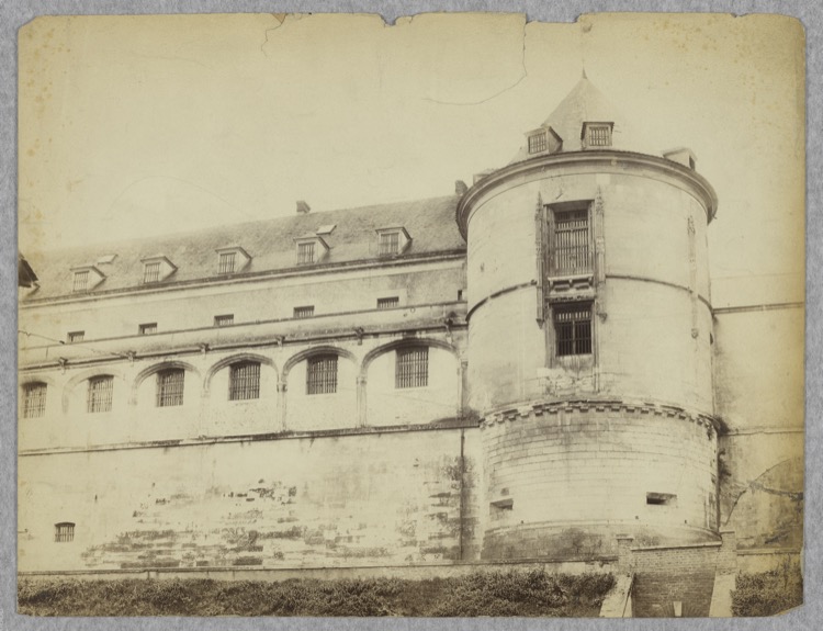 Façade est avec une tour