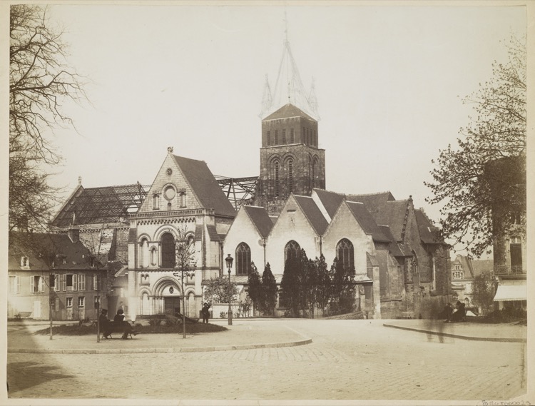 Façade sud-ouest avec le portail du bras sud du transept et le clocher avant sa réfection