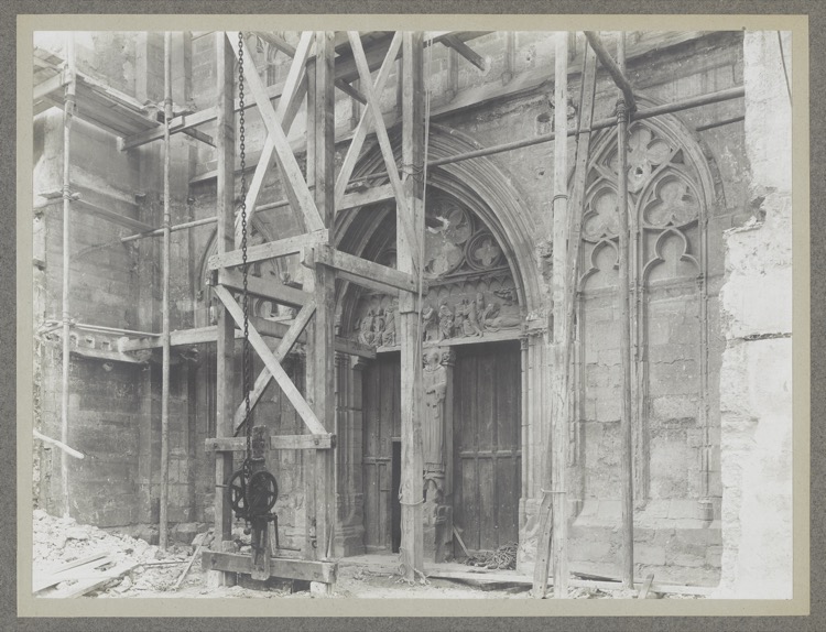 Façade avec un portail et des échafaudages