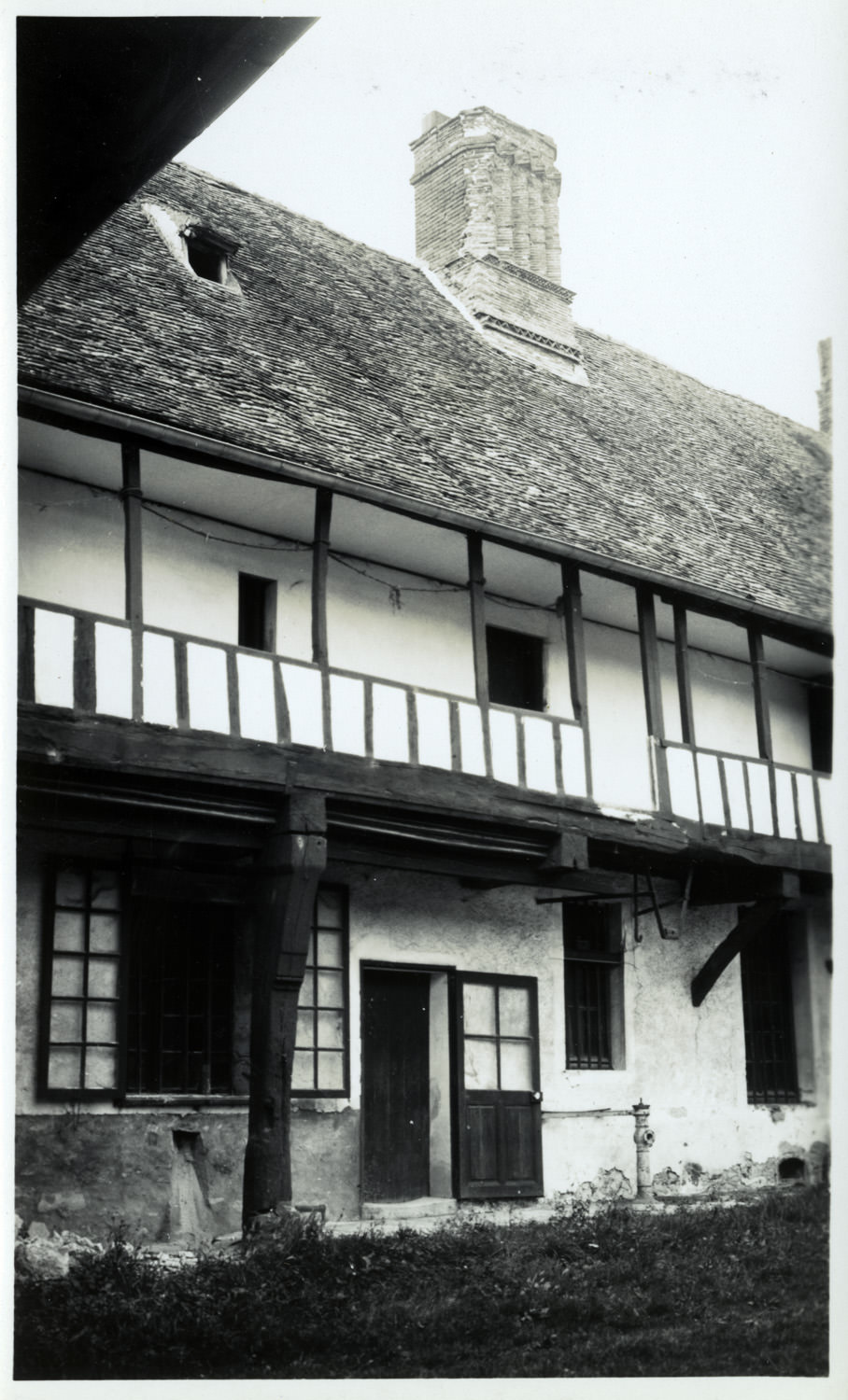 Cour, côté est