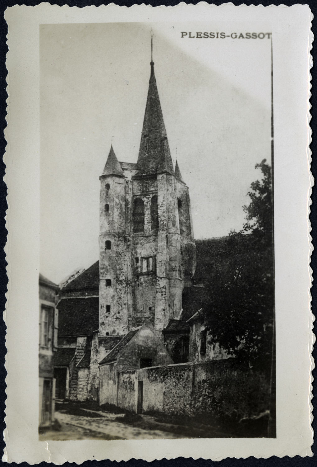 Le clocher complet avant sa démolition partielle en 1899