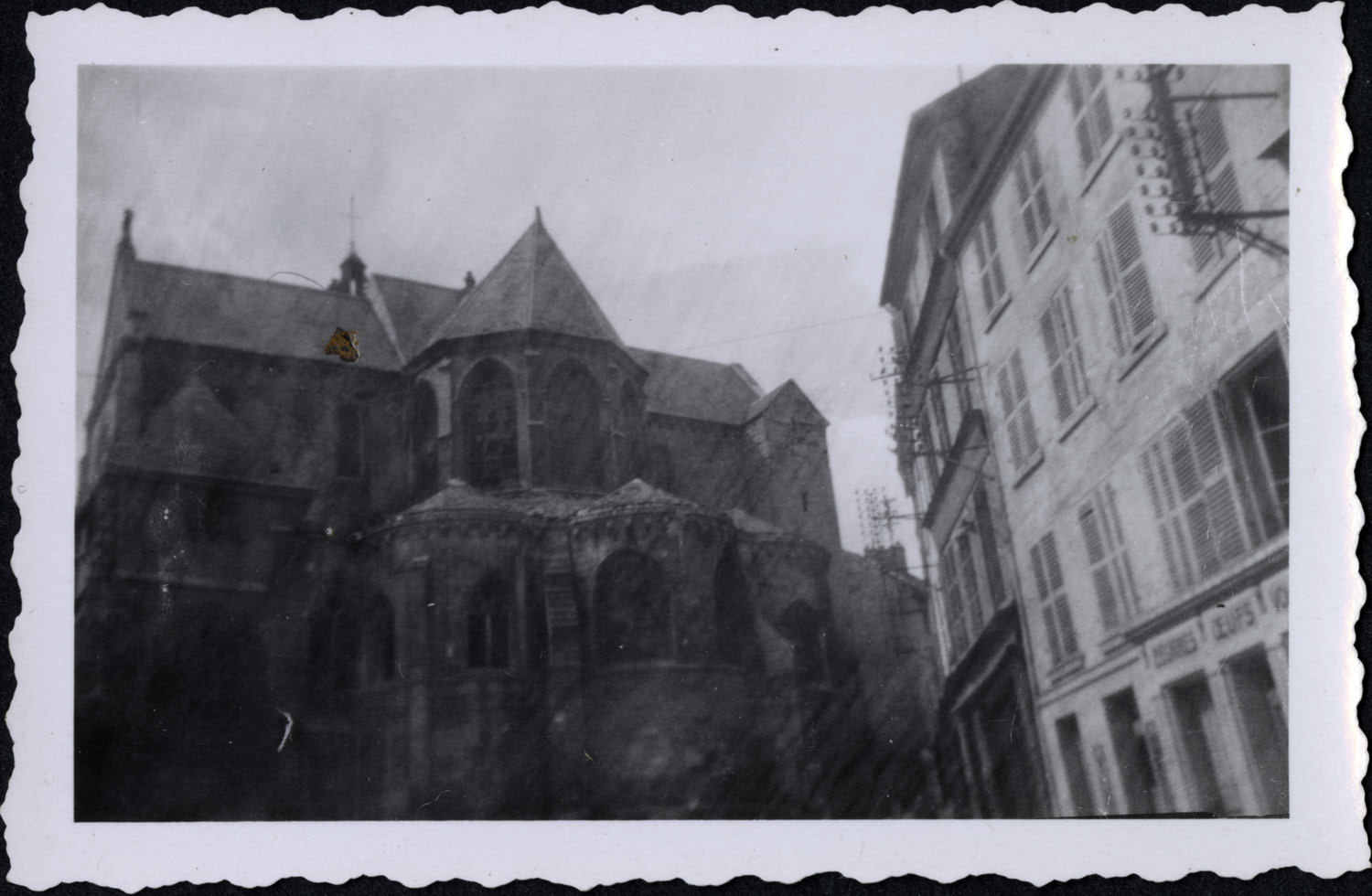 Chevet et immeubles voisins de la cathédrale