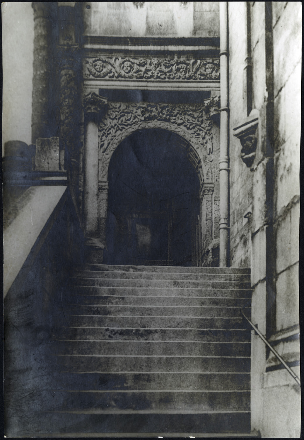 Escalier conduisant à un portail sculpté