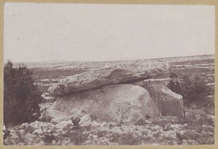 Vue d'ensemble avec un homme posant près du dolmen