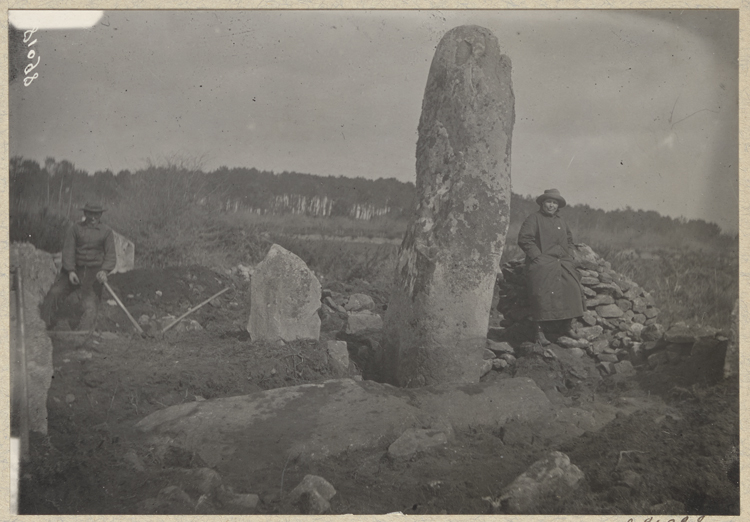 Menhir et table de la crypte