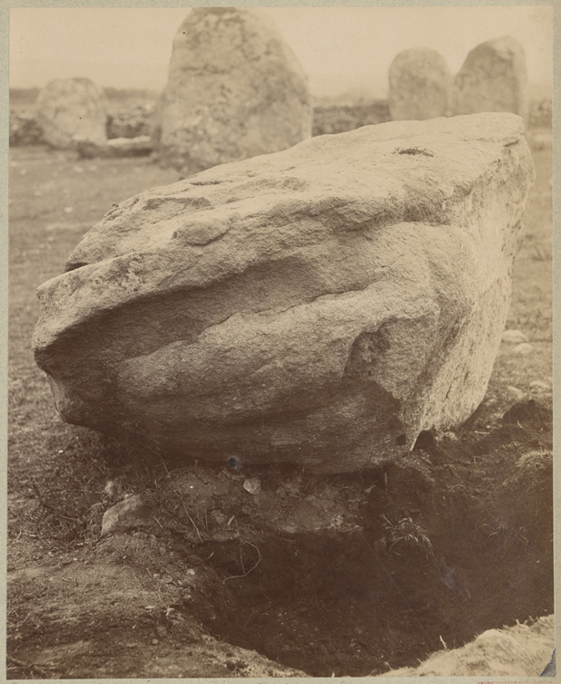 Menhir renversé