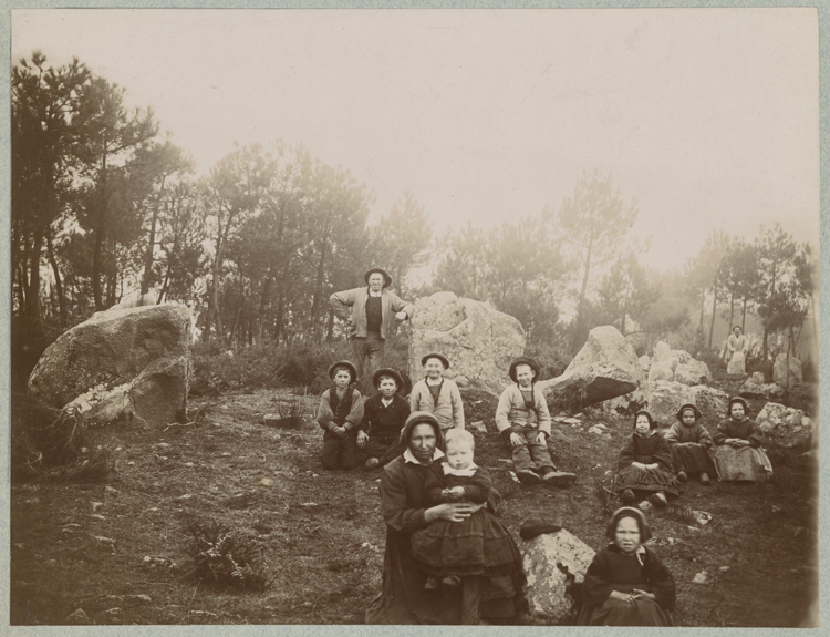 Vue d'ensemble avec petit groupe de personnes