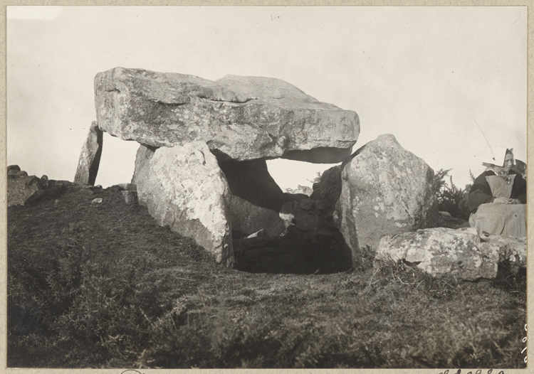 Vue d'ensemble avec une femme assise