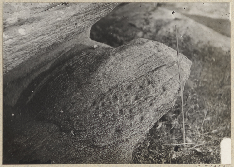 Incisions sur la roche naturelle de Roch-Priol