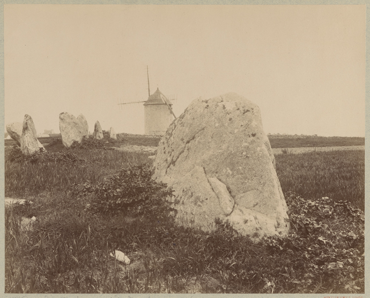 Vue d'ensemble avec un moulin à l’arrière-plan