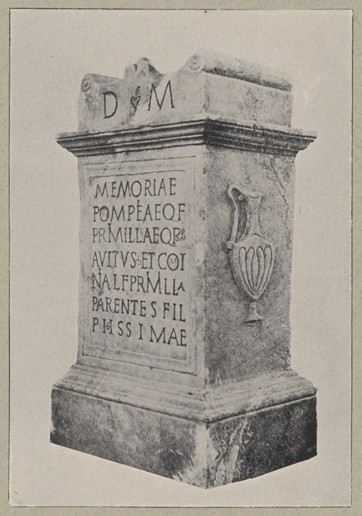 Cippe en marbre avec inscription funéraire : vue d'ensemble avec canthare sur face latérale - © Ministère de la Culture (France), Médiathèque du patrimoine et de la photographie, diffusion GrandPalaisRmn Photo