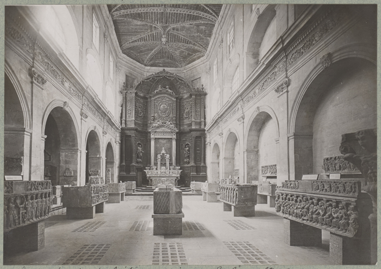 Nef occupée par des sarcophages antiques