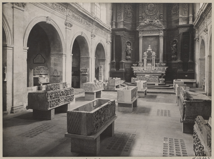 Nef occupée par des sarcophages antiques