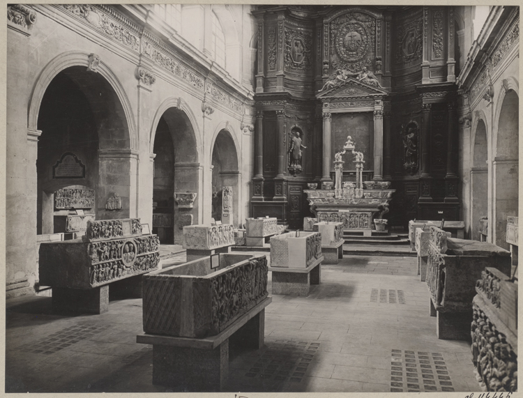 Nef occupée par des sarcophages antiques