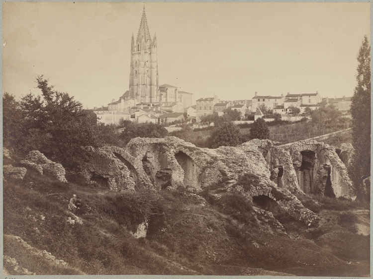 Les ruines avec le quartier autour de la basilique Saint-Eutrope au second plan