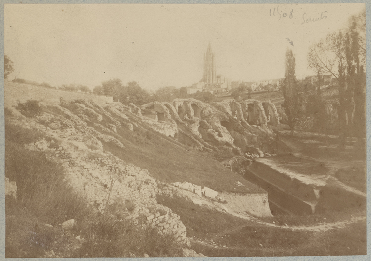 Les ruines avec le quartier autour de la basilique Saint-Eutrope au second plan