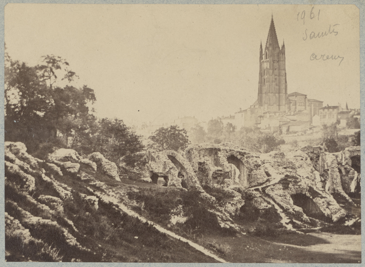 Les ruines avec le quartier autour de la basilique Saint-Eutrope au second plan