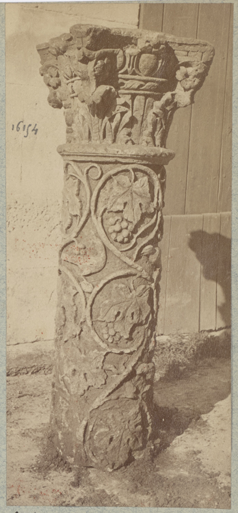 Fragment de colonne avec décor de pampres et chapiteau corinthien