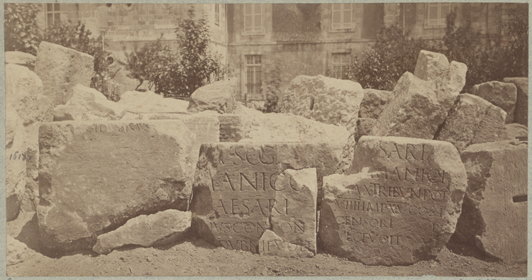 Fragment de sculpture architecturale provenant des fouilles dont des blocs avec des inscriptions