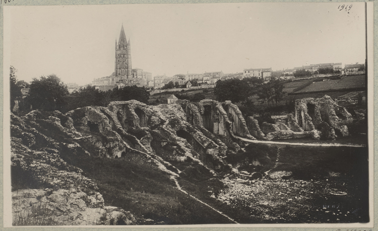 Les ruines avec le quartier autour de la basilique Saint-Eutrope au second plan