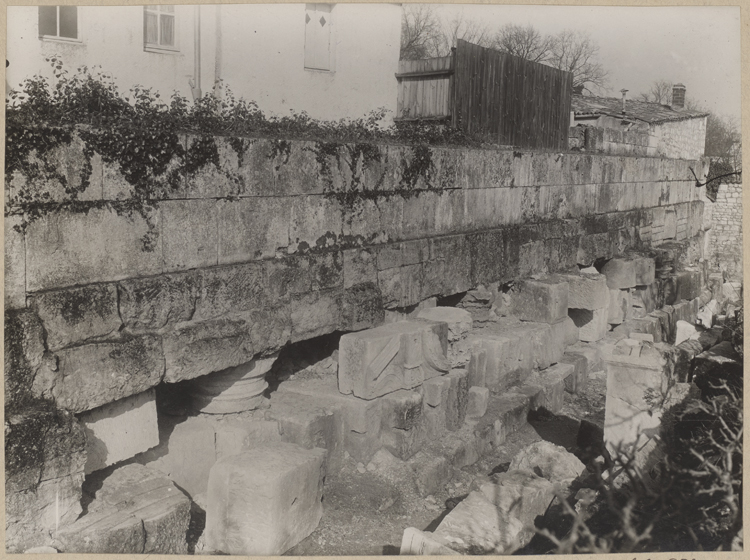 Blocs sculptés provenant du rempart gallo-romain