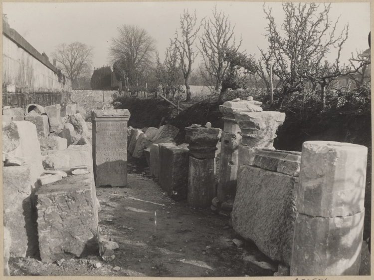 Blocs sculptés provenant du rempart gallo-romain