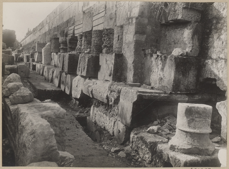 Blocs sculptés provenant du rempart gallo-romain