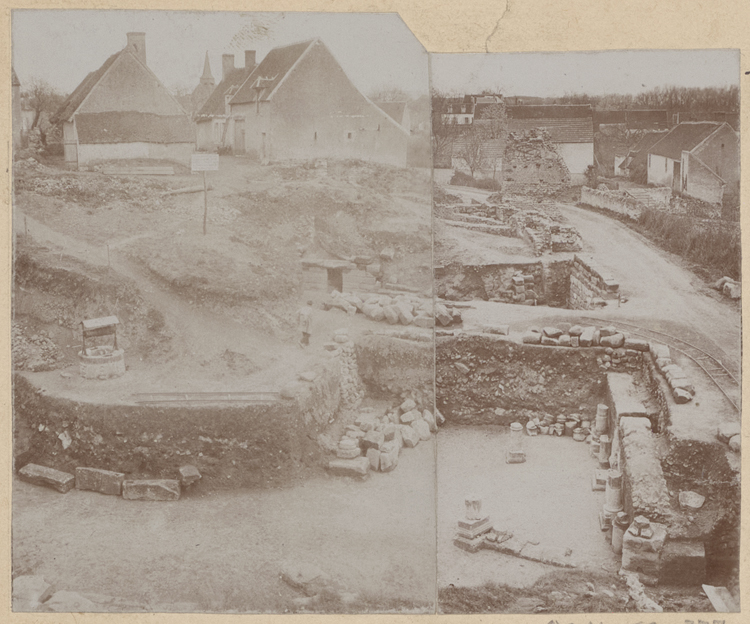 Côté sud-est. A droite, chemin longeant d’un côté le canal du Berry, de l’autre le mur du poscenium. Au fond, maisons du village et devant le côté sud-est de l’hémicycle. Au milieu, arène et terre restant à enlever