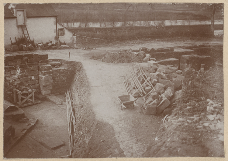 Au fond le canal du Berry et le Cher. Au bas du chemin mur antérieur du postscenium (le postscenium est sous le chemin). Ces vues sont prises du centre de l’hémicycle que l’on voit en retour à droite. Au milieu de l’arène terres non enlevées.