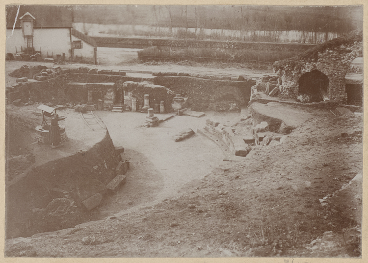 Au fond le canal du Berry et le Cher. Au bas du chemin mur antérieur du postscenium (le postscenium est sous le chemin). Ces vues sont prises du centre de l’hémicycle que l’on voit en retour à droite. Au milieu de l’arène terres non enlevées.