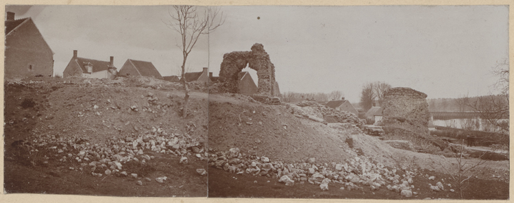 Côté nord-ouest de l’hémicycle. A droite le Cher, le canal du Berry, le chemin latéral à ce canal. Derrière la butte formée par les terres du déblai, le mur extérieur du pourtour montant de droite à gauche suivant la pente du coteau. A droite pan de mur du massif devant l’hémicycle à l’ouest. Au centre voûte du premier vomitorium nord-ouest. Au fond, le village