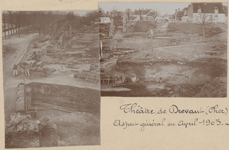 Vue générale nord-ouest côté intérieur. A gauche le canal du Berry, chemin latéral, mur du postscenium, culée nord-ouest de l’hémicycle, premier et second vomitoires, précinctions, podium, terres non déblayées au milieu de l’arène