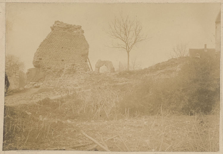 Pile subsistante de la culée nord-est de l’hémicycle (vue extérieure). Au fond premier vomitorium du nord-ouest