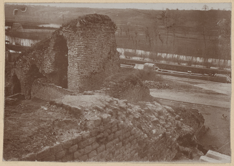 En bas partie inférieure du pourtour avec fragment de caniveau. En haut, culée de l’hémicycle (côté nord-ouest). Au fond, le canal du Berry avec un chaland et plus loin le Cher